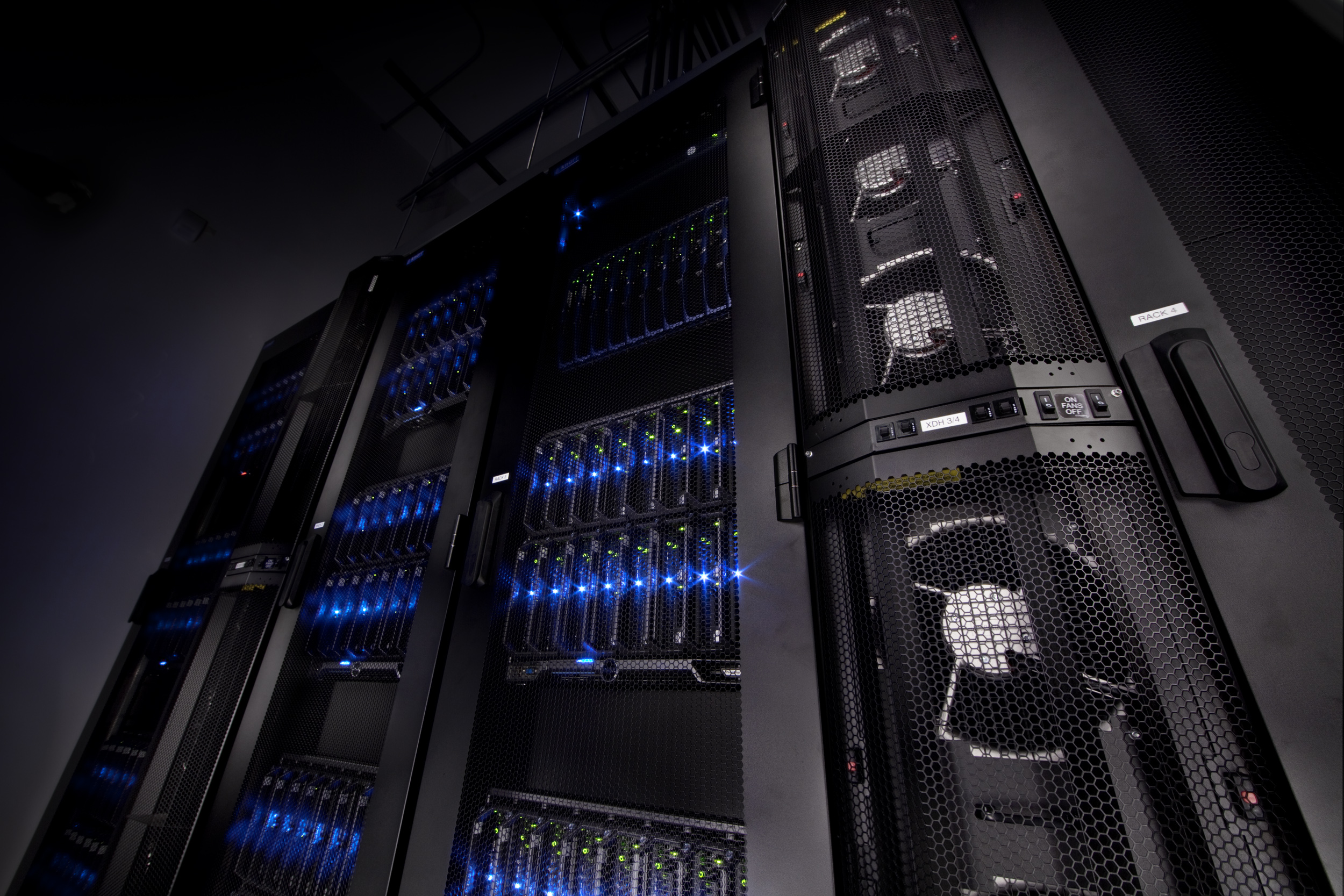 Computer_Cluster_-_Part_of_Intellectual_Ventures_Supercomputer_(1)