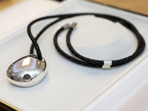 Designed with input from Cambridge-based 'boutique' jeweller Cellini, CSR's techno-pendants are prototypes intended to demonstrate how the company's CSR1012 Bluetooth Smart platform can be used. The CSR1012 is a tiny PCB-based platform that uses an on-chip switched mode power supply operating between 1.8V and 4.3V, which allows it to be powered by compact lithium-polymer batteries.