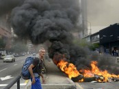 Pic Courtesy http://www.blogcdn.com/slideshows/images/slides/244/793/1/S2447931/slug/l/474633507-1.jpg